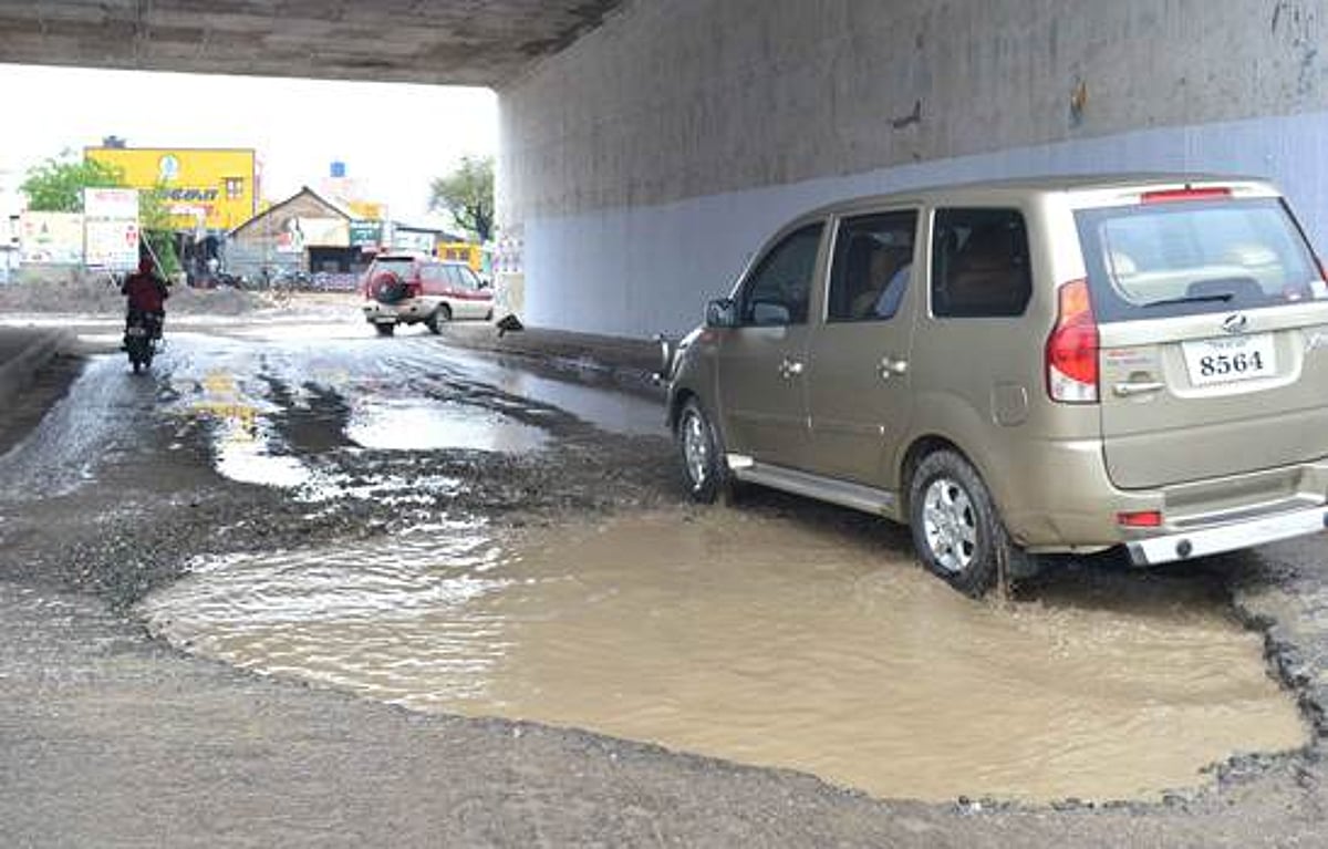 விருதுநகர் பகுதியில் தொடர் மழையால் குண்டும், குழியுமாக மாறிய தார்ச்சாலைகள்