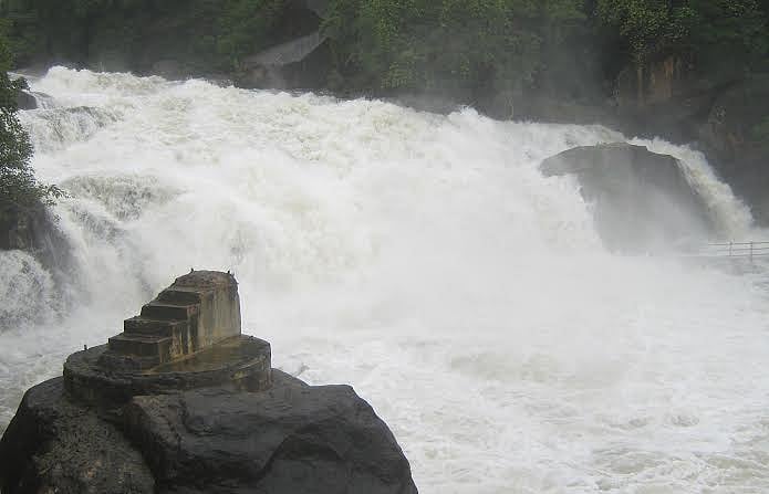 நெல்லை மாவட்ட அணைகளின் நீர்மட்டம் கணிசமாக உயர்ந்தது. அருவிகளில் வெள்ளம், குளிக்கத் தடை