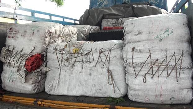 அனுமதியின்றி மினி லாரியில் கருந்திரி கடத்திய 3 பேர் கைது: 20 கருந்திரி மூட்டைகள் பறிமுதல்