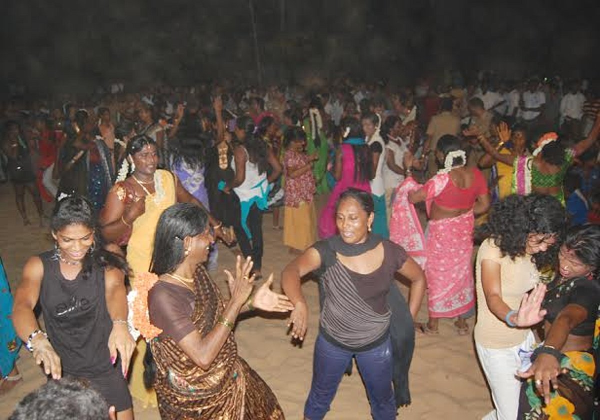 கொத்தட்டை கூத்தாண்டவர் கோயில் திருவிழா: பல்வேறு மாநிலங்களில் இருந்து பங்கேற்ற திருநங்கைகள்