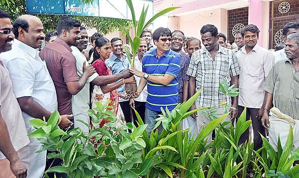விவசாயத்தை மீட்க மரங்கள் வளர்க்க வேண்டும்: நடிகர் விவேக்