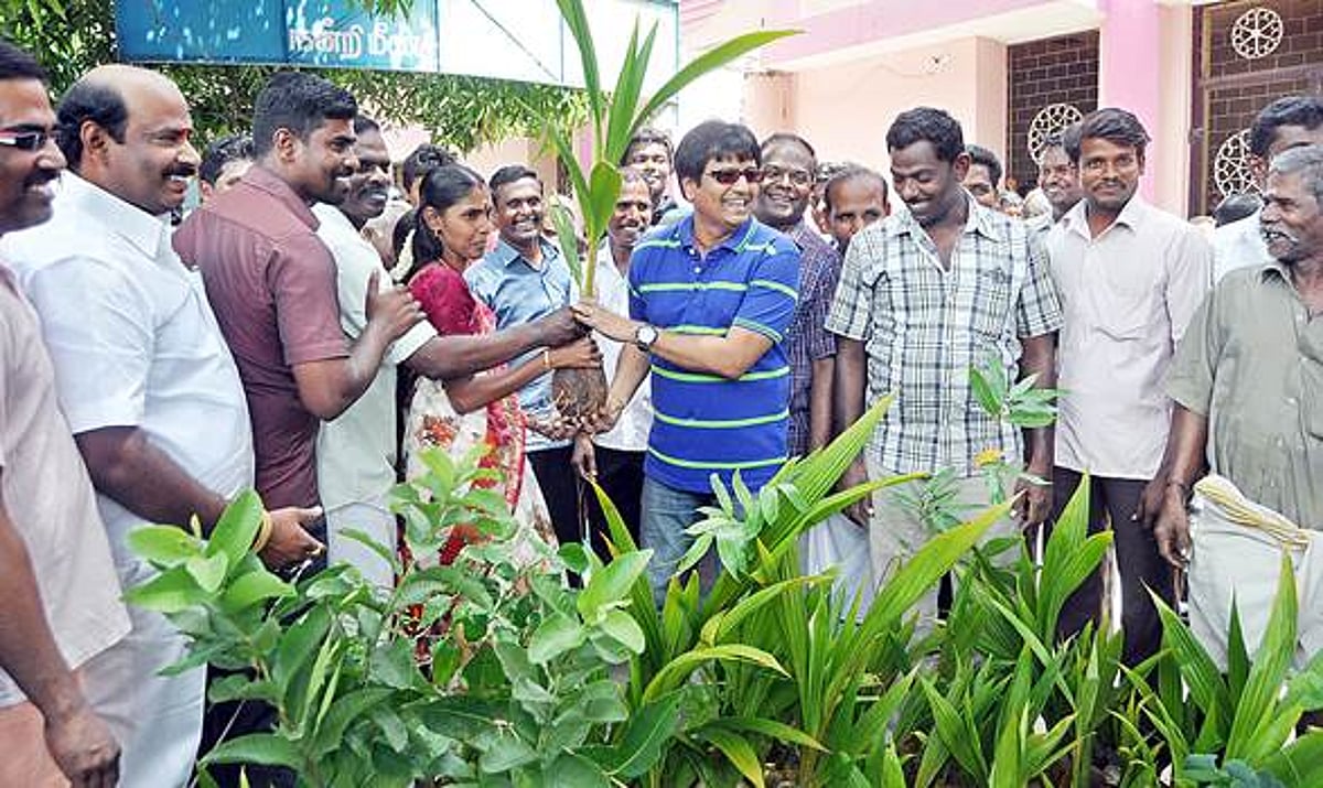 விவசாயத்தை மீட்க மரங்கள் வளர்க்க வேண்டும்: நடிகர் விவேக்
