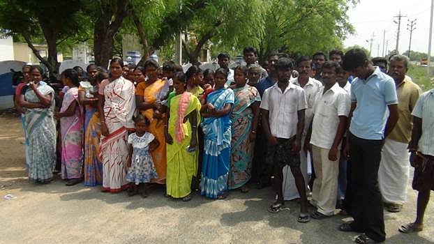 முறைகேடு செய்த ஊராட்சி தலைவர் மீது நடவடிக்கை எடுக்க வலியுறுத்தி ஆட்சியர் அலுவலகம் முற்றுகை