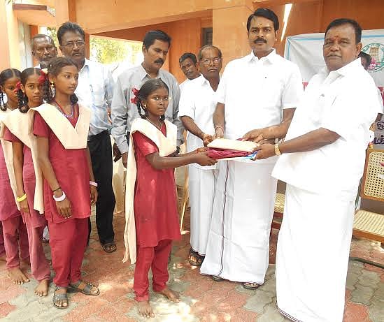 பெற்றோரின் பொருளாதார சுமையைக் குறைக்கவே மாணவர்களுக்கு விலையில்லா பொருட்கள்: எம்.எல்.ஏ