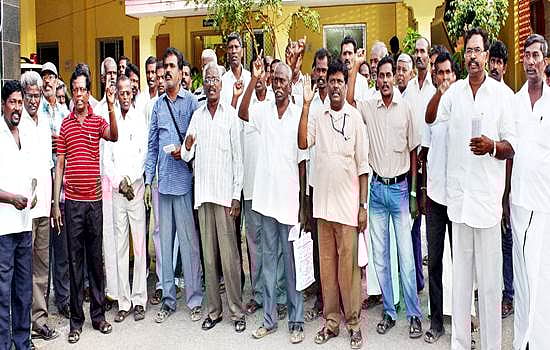 நெல்லையில் மாநகராட்சி பணியாளர்கள் ஆர்ப்பாட்டம்