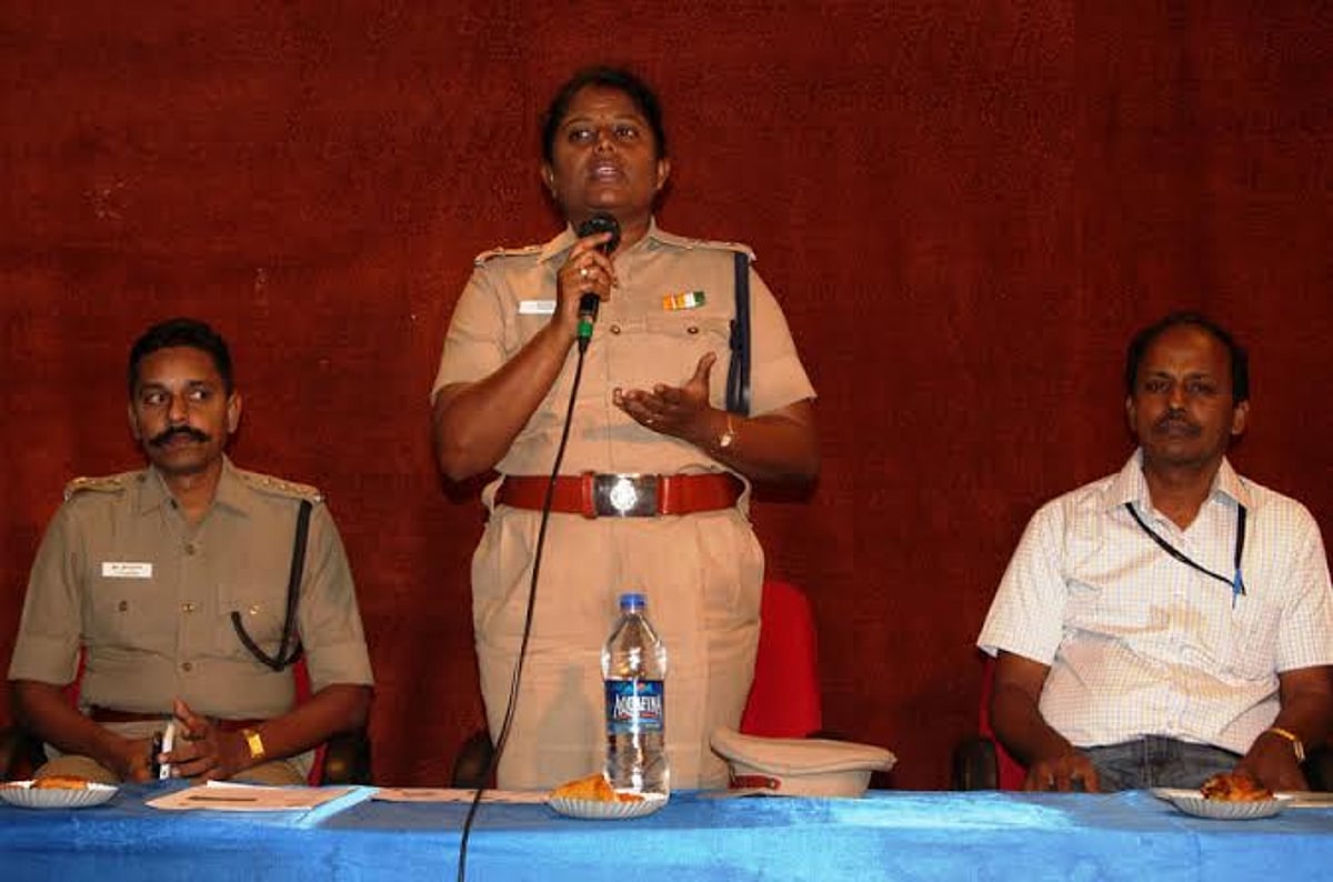 வெளிநாட்டினர் தங்கியிருப்பது குறித்த தகவல் தெரிவிக்க வலியுறுத்தி விழிப்புணர்வு கூட்டம்