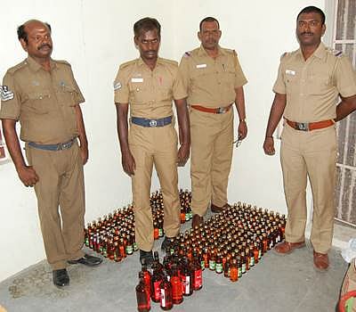 சிதம்பரம் பாரில் மதுபாட்டில்கள் விற்ற 3 பேர் கைது: 359 மதுபாட்டில்கள் பறிமுதல்