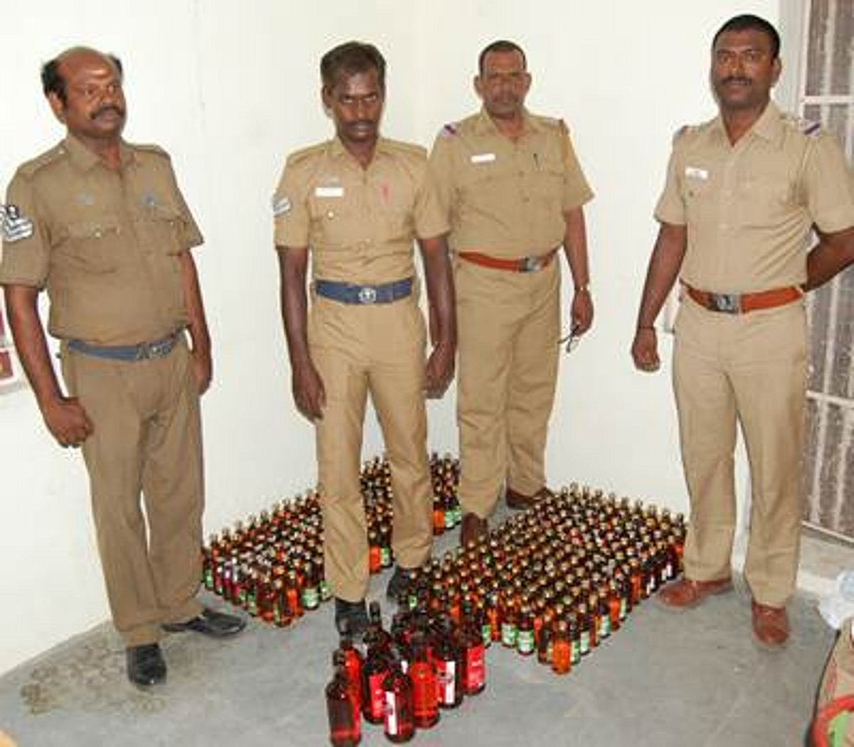 சிதம்பரம் பாரில் மதுபாட்டில்கள் விற்ற 3 பேர் கைது: 359 மதுபாட்டில்கள் பறிமுதல்