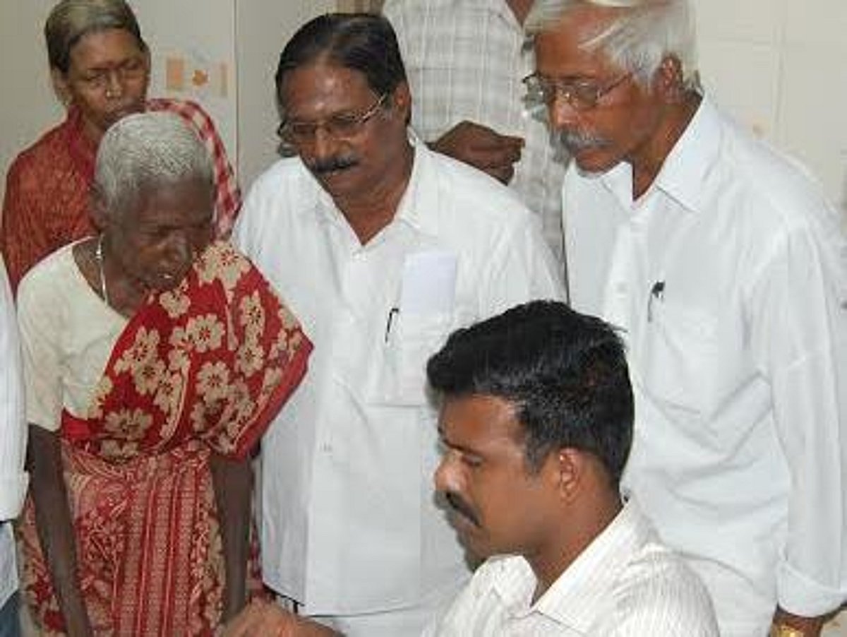 15 ஆண்டுகளாக உதவித்தொகை கோரி போராடி வரும் 65 வயது ஆதரவற்ற மூதாட்டி