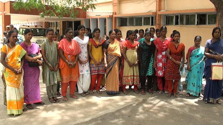 இலவச மடிக்கணிணிகள் வழங்க வலியுத்தல்:  ஆட்சியர் அலுவலகத்தை  பெற்றோர்களுடன் மாணவிகள் முற்றுகை