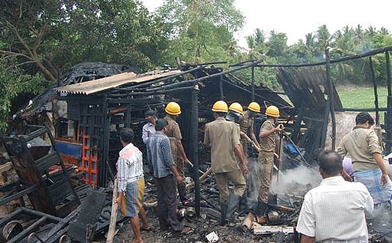 சிதம்பரத்தில் கேஸ் சிலிண்டர்கள் வெடித்து தீவிபத்து: 3 வீடுகள், 2 கடைகள் எரிந்து சாம்பல்