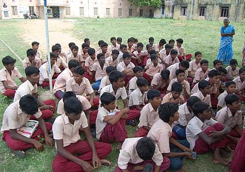 அடிப்படை வசதி கோரி நந்தனார் அரசு பள்ளி மாணவர்கள் தர்ணா போராட்டம்