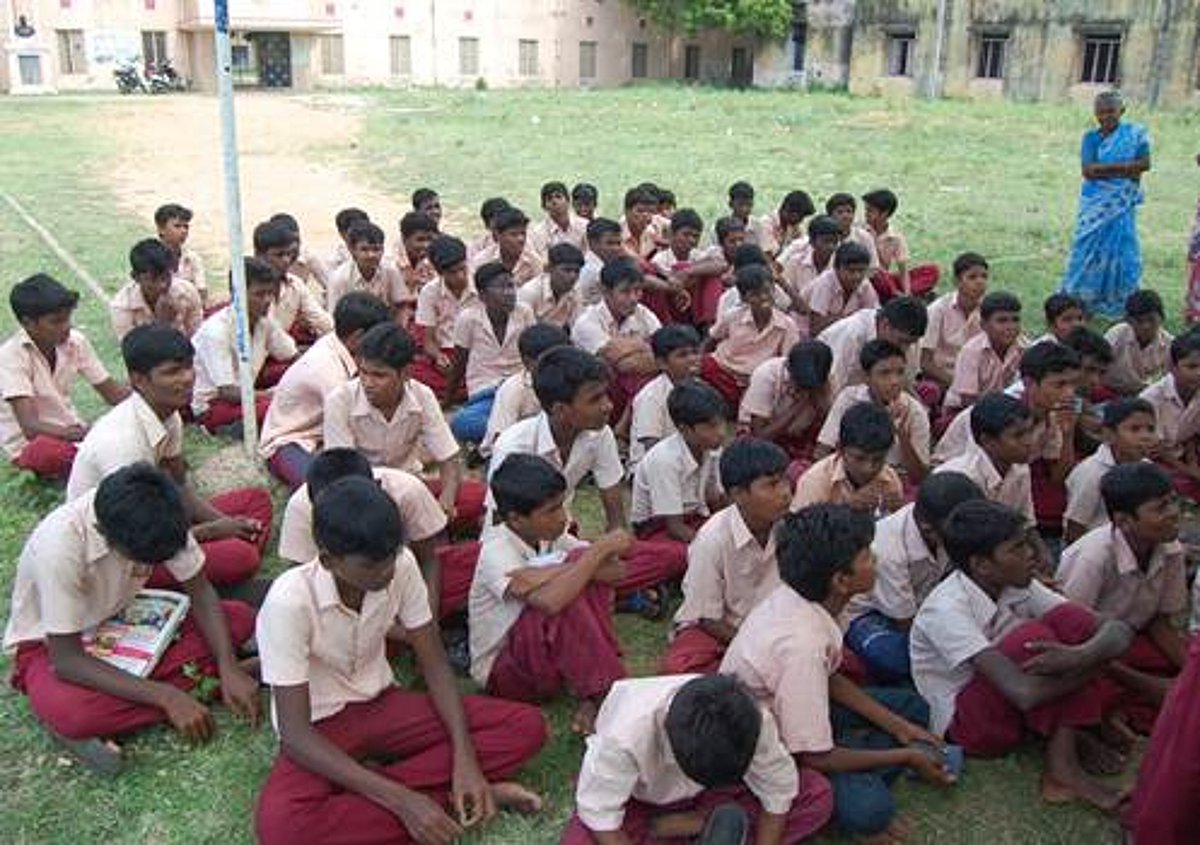 அடிப்படை வசதி கோரி நந்தனார் அரசு பள்ளி மாணவர்கள் தர்ணா போராட்டம்