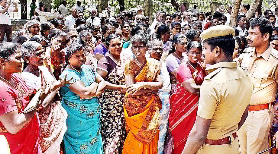 ஊர் பெயர் மாற்றம் பிரச்னை: நெல்லையில் ஆட்சியர் அலுவலகம் முற்றுகை