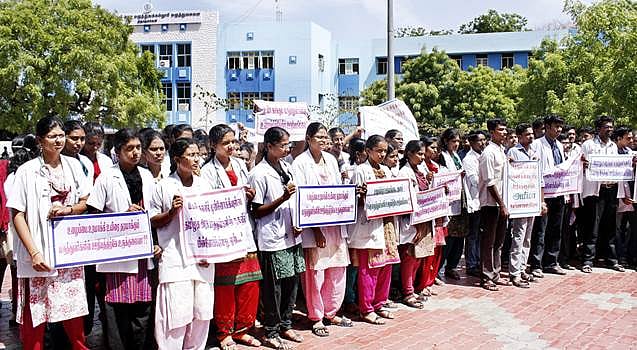நெல்லையில் பயிற்சி மருத்துவர்கள் போராட்டம்