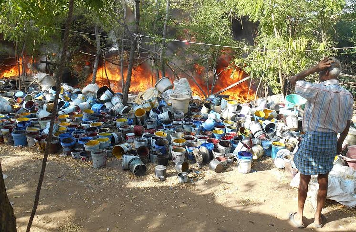 கேரள கழிவுகளை எரிக்கும் போது தீ விபத்து: அணைக்கச் சென்ற தீயணைப்பு வீரர்களுக்கு மயக்கம்