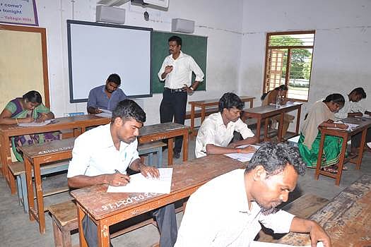 சிதம்பரத்தில் குரூப்-1 தேர்வு: 2001 பேர் தேர்வெழுதினர்