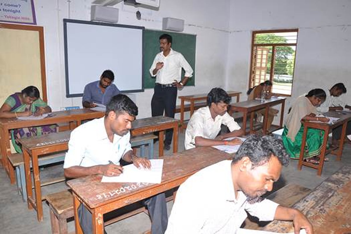 சிதம்பரத்தில் குரூப்-1 தேர்வு: 2001 பேர் தேர்வெழுதினர்