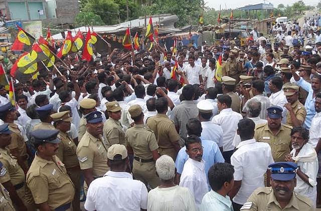 திருக்கோவிலூர் அருகே சாலை மறியல்: தேமுதிகவினர் 300 பேர் கைது 