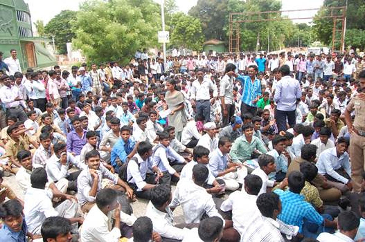 கல்வி உதவித்தொகை வழங்கக் கோரி அண்ணாமலைப் பல்கலை. மாணவர்கள் தர்ணா போராட்டம்!