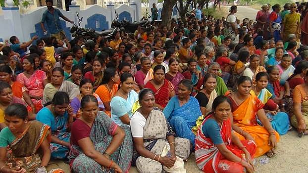 விருதுநகர் பகுதி கிராங்களில் வீடுகளில் கருந்திரி தயாரிக்க அனுமதி அளிக்க வலியுறுத்தி ஆட்சியர் அலுவலகம் முற்றுகை