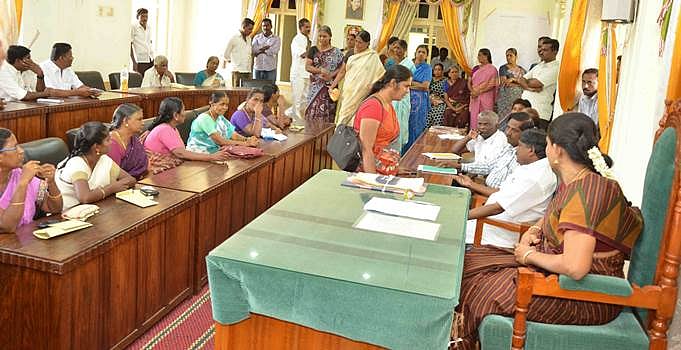 ஸ்ரீவிலி. நகர்மன்றக் கூட்டத்தினுள் திடீரென புகுந்து குடிநீர் கேட்ட பொதுமக்கள்: பரபரப்பு