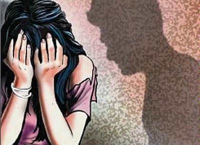 கோவை சூலூா் அருகே பள்ளி மாணவி பாலியல் பலாத்காரம்: கல்லூரி இளைஞா் கைது