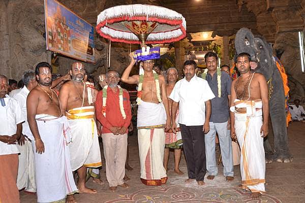 தேரோட்டத்தில் ஸ்ரீஆண்டாள் சூடிக்கொள்ள கள்ளழகர் பரிவட்டம் ஸ்ரீவிலி. வந்தது