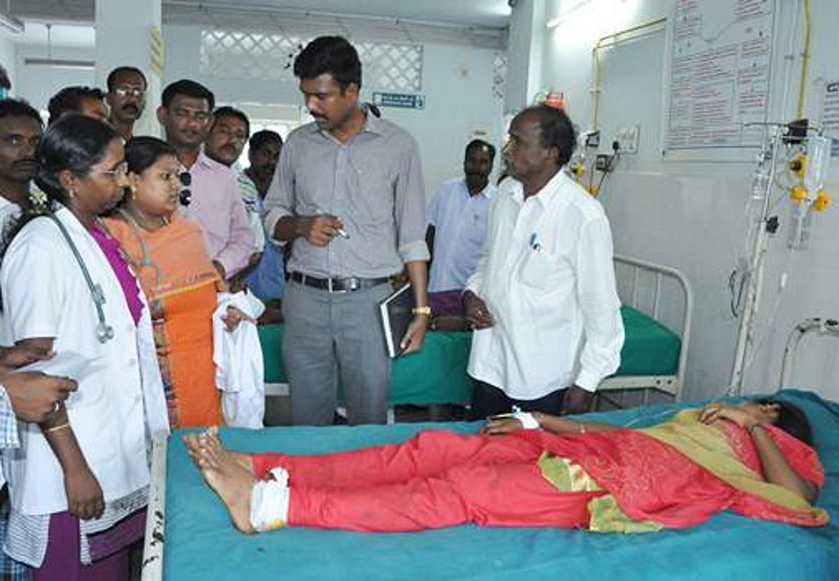 சிதம்பரம் அருகே தனியார் பேருந்து, லாரி மோதல்: மூதாட்டி சாவு, 40 பேர் படுகாயம்