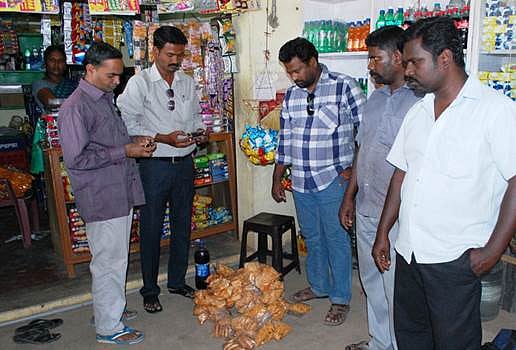 சிதம்பரத்தில் காலாவதியான பிஸ்கட் சாப்பிட்டு ஒருவர் மருத்துவமனையில் அனுமதி: உணவு பாதுகாப்பு அதிகாரிகள் ஆய்வு