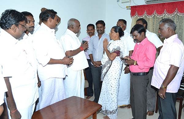 ஈராக்கிலிருந்து விடுவிக்கப்பட்ட செவிலியர் குடும்பத்தினர் மத்திய அமைச்சர் பொன்ராதாகிருஷ்ணனுடன் நேரில் சந்திப்பு