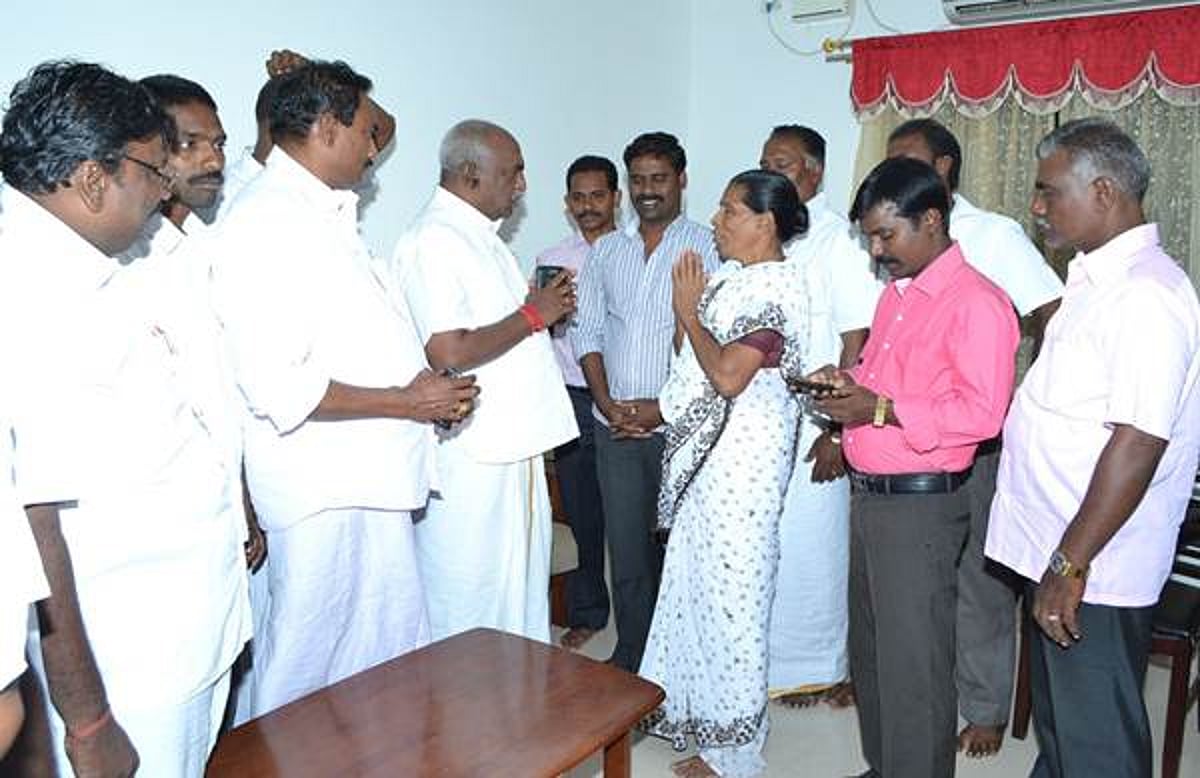 ஈராக்கிலிருந்து விடுவிக்கப்பட்ட செவிலியர் குடும்பத்தினர் மத்திய அமைச்சர் பொன்ராதாகிருஷ்ணனுடன் நேரில் சந்திப்பு