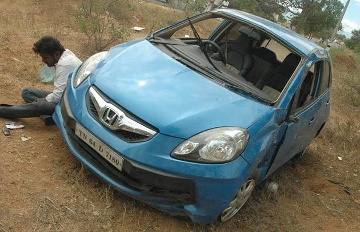 பழனி அருகே காரின் டயர் வெடித்து விபத்து : மருமகனை வழியனுப்ப வந்த சித்த மருத்துவர் பலி