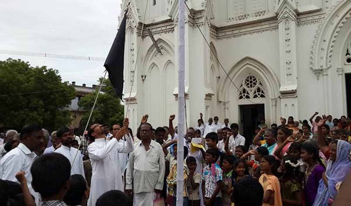 ஸ்ரீவில்லிபுத்தூரில் தலித் கிறிஸ்தவர்கள் கருப்புக் கொடியேற்றி ஆர்ப்பாட்டம்