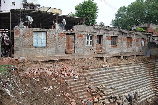 சிதம்பரம் திருப்பாற்கடல் தீர்த்தகுள மேற்குகரை ஆக்கிரமிப்பு அகற்றம்