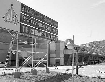 திருச்சி விமான நிலையத்தில் 4 கிலோ தங்கம் பறிமுதல்: 2 பெண்கள் கைது