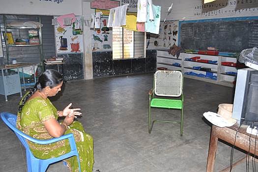 சக ஆசிரியர்களை பணி செய்ய விடாமல் தடுத்ததாக, தற்காலிக பணிநீக்கம் செய்யப்பட்ட ஆசிரியர் உள்ளிட்ட பலர் மீது வழக்கு