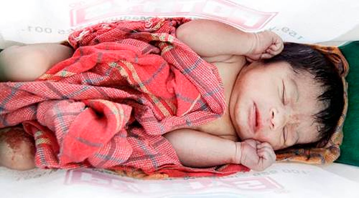 பாளையங்கோட்டையில் சாலையோரம் தவிக்க விடப்பட்ட பெண் சிசு மீட்பு