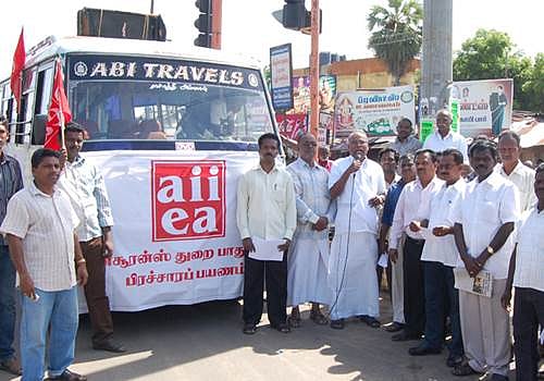காப்பீட்டுக்கழக ஊழியர் சங்க மாநாடு குறித்த வேன் பிரச்சாரம்: கே.பாலகிருஷ்ணன் எம்எல்ஏ தொடங்கி வைத்தார்