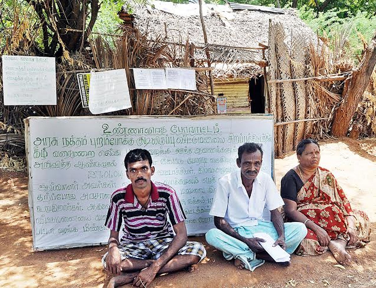 பாளை. யில் பட்டா வழங்க வலியுறுத்தி குடும்பத்துடன் தொழிலாளி உண்ணாவிரதம்
