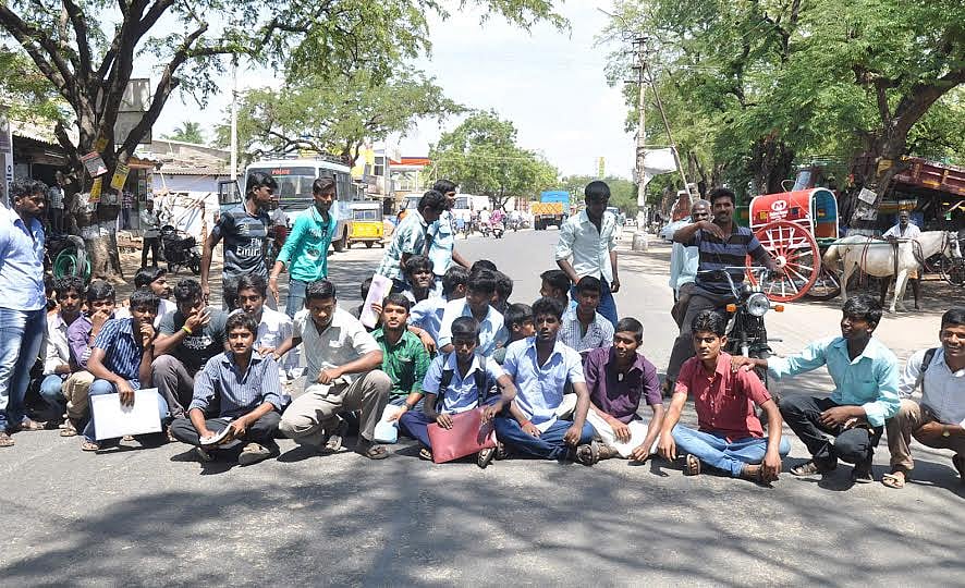 விலையில்லா மடிக்கணினி கோரி மாணவர்கள் சாலை மறியல்