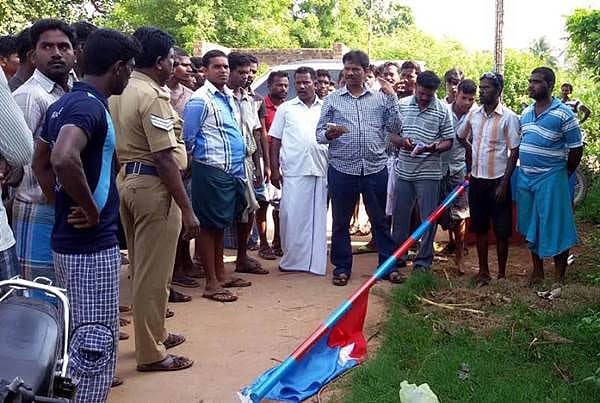 கடலூர் அருகே விடுதலைச் சிறுத்தைகள் கொடிக்கம்பம் உடைப்பு: சாலைமறியல் 