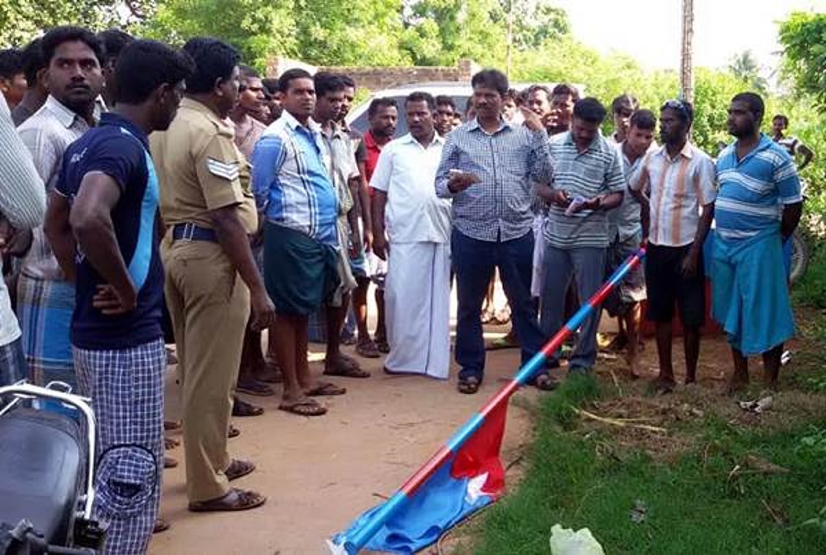கடலூர் அருகே விடுதலைச் சிறுத்தைகள் கொடிக்கம்பம் உடைப்பு: சாலைமறியல்