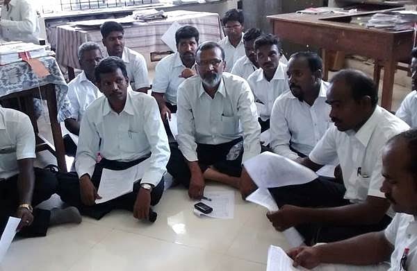 திருச்சியில் ஆதி திராவிடர் நல அலுவலகத்தை வழக்குரைஞர்கள் முற்றுகை