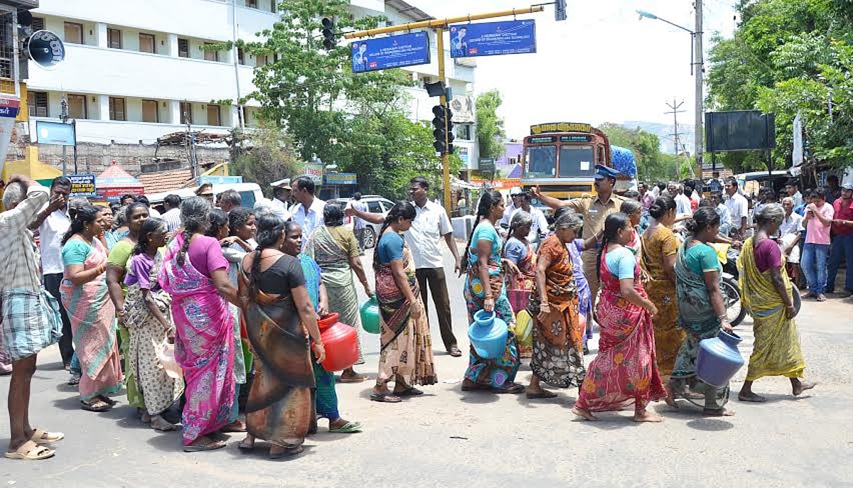 ஸ்ரீவில்லிபுத்தூர் நகராட்சி அலுவலர்களின் அலட்சியப் போக்கு: பொதுமக்கள் சாலைமறியல்