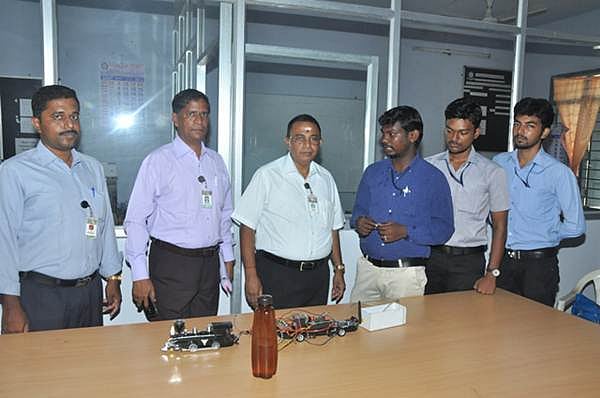 ரயிலில் தீ விபத்தைத் தடுக்கும் கருவி: கலசலிங்கம் மாணவர்கள் கண்டுபிடிப்பு