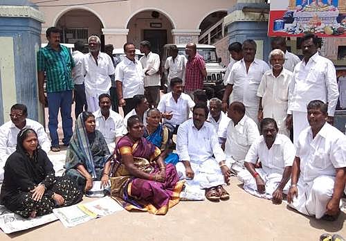 பழனி நகராட்சி நகர்மன்றக் கூட்டத்தில் அதிமுக, திமுகவினர் ரகளை:  இரு தரப்பிலும் தர்ணா