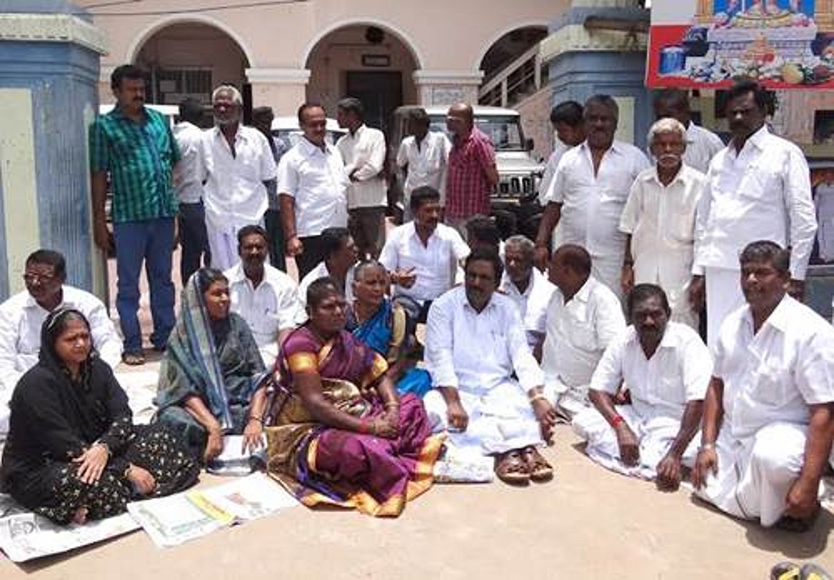 பழனி நகராட்சி நகர்மன்றக் கூட்டத்தில் அதிமுக, திமுகவினர் ரகளை: இரு தரப்பிலும் தர்ணா