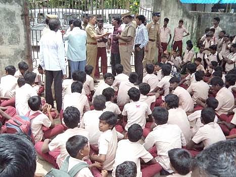 ஆசிரியர்கள் இடமாற்றம்: சிதம்பரத்தில் அரசு பள்ளியை முற்றுகையிட்ட மாணவர்கள்