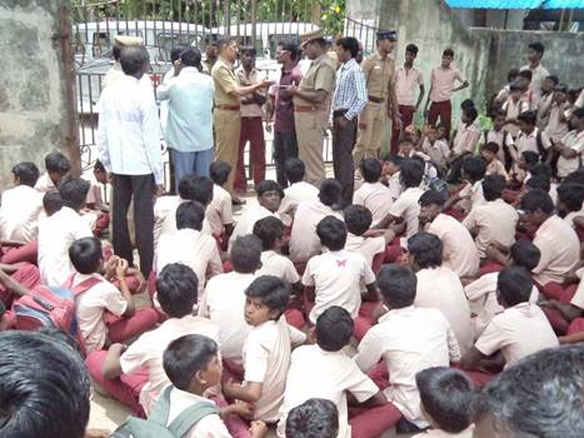 ஆசிரியர்கள் இடமாற்றம்: சிதம்பரத்தில் அரசு பள்ளியை முற்றுகையிட்ட மாணவர்கள்